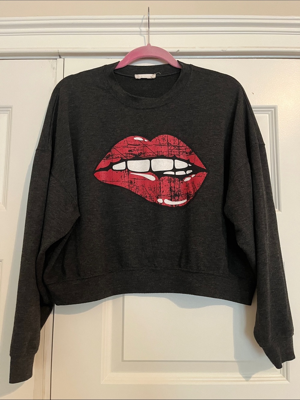 Altar’d State XS Lip Graphic Cropped Crewneck Sweater Dark Gray